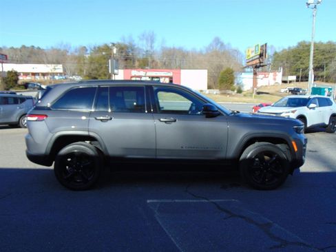Used 2023 Jeep Grand Cherokee Altitude image 14