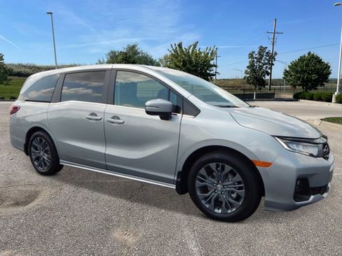 New 2026 Honda Odyssey Touring image 7