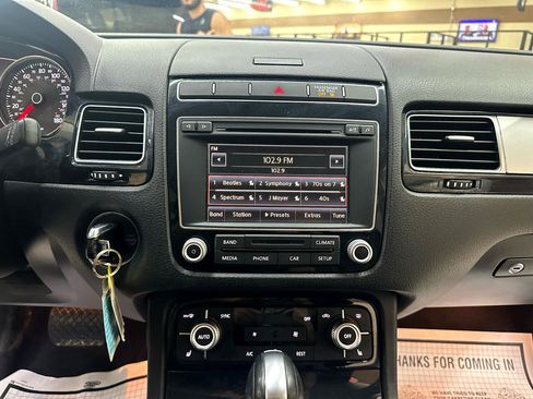 Used 2015 Volkswagen Touareg Sport image 24