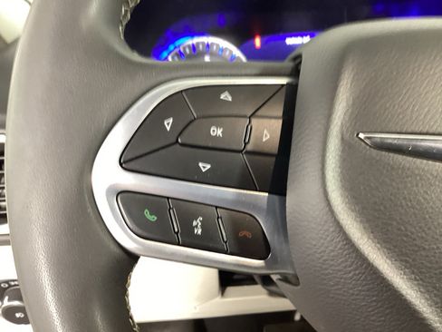 Used 2023 Chrysler Pacifica Touring-L FWD image 22