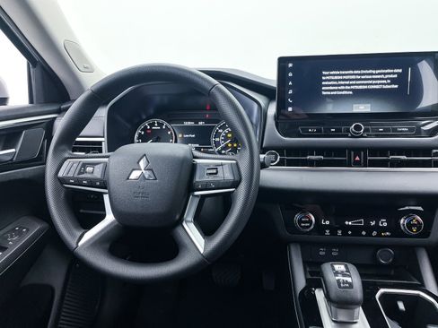 New 2025 Mitsubishi Outlander ES image 13