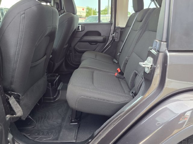 Used 2019 Jeep Wrangler Unlimited Sahara w/ Cold Weather Group AWD/4WD image 29