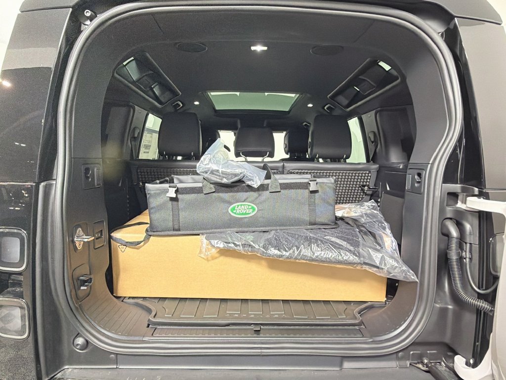 New 2026 Land Rover Defender 110 X-Dynamic SE AWD/4WD image 28