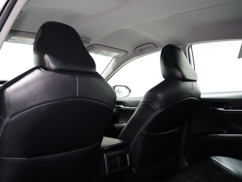 Used 2020 Toyota Camry XLE image 16