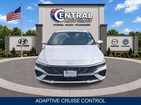 Certified 2025 Hyundai Elantra Limited FWD image 2