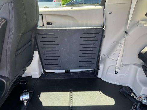 Used 2018 Chrysler Pacifica Touring Plus FWD image 11