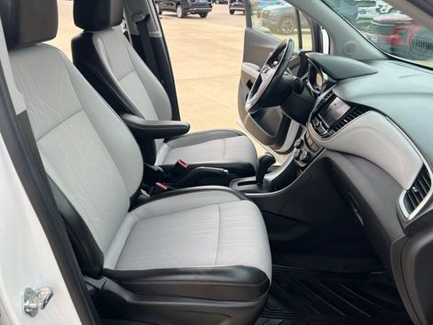 Certified 2022 Chevrolet Trax LT w/ LT Convenience Package AWD/4WD image 12