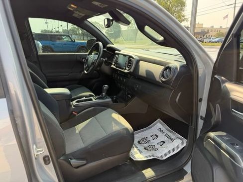 Used 2020 Toyota Tacoma SR5 AWD/4WD image 14