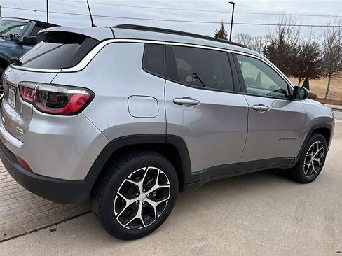 Used 2024 Jeep Compass Latitude image 8