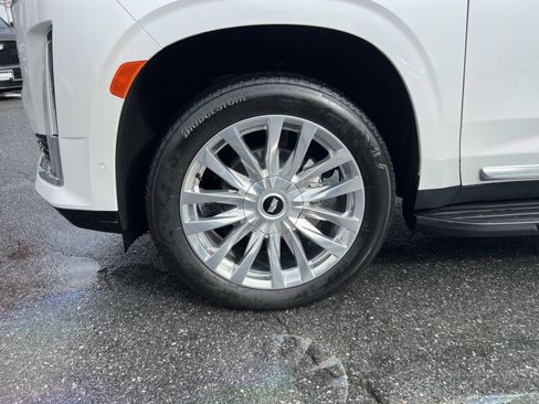 Used 2024 Cadillac Escalade ESV Premium Luxury image 12