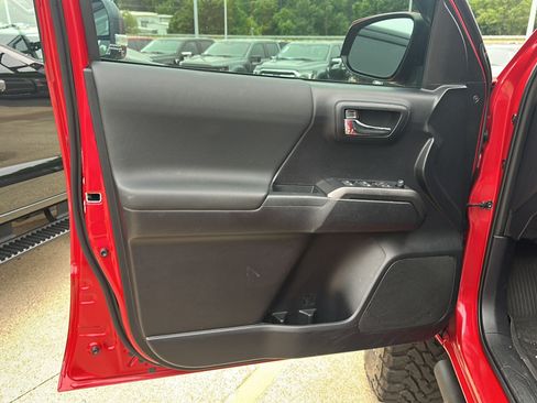 Used 2020 Toyota Tacoma TRD Off-Road AWD/4WD image 25