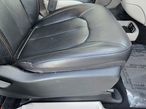 Used 2019 Chrysler Pacifica Touring-L FWD image 27