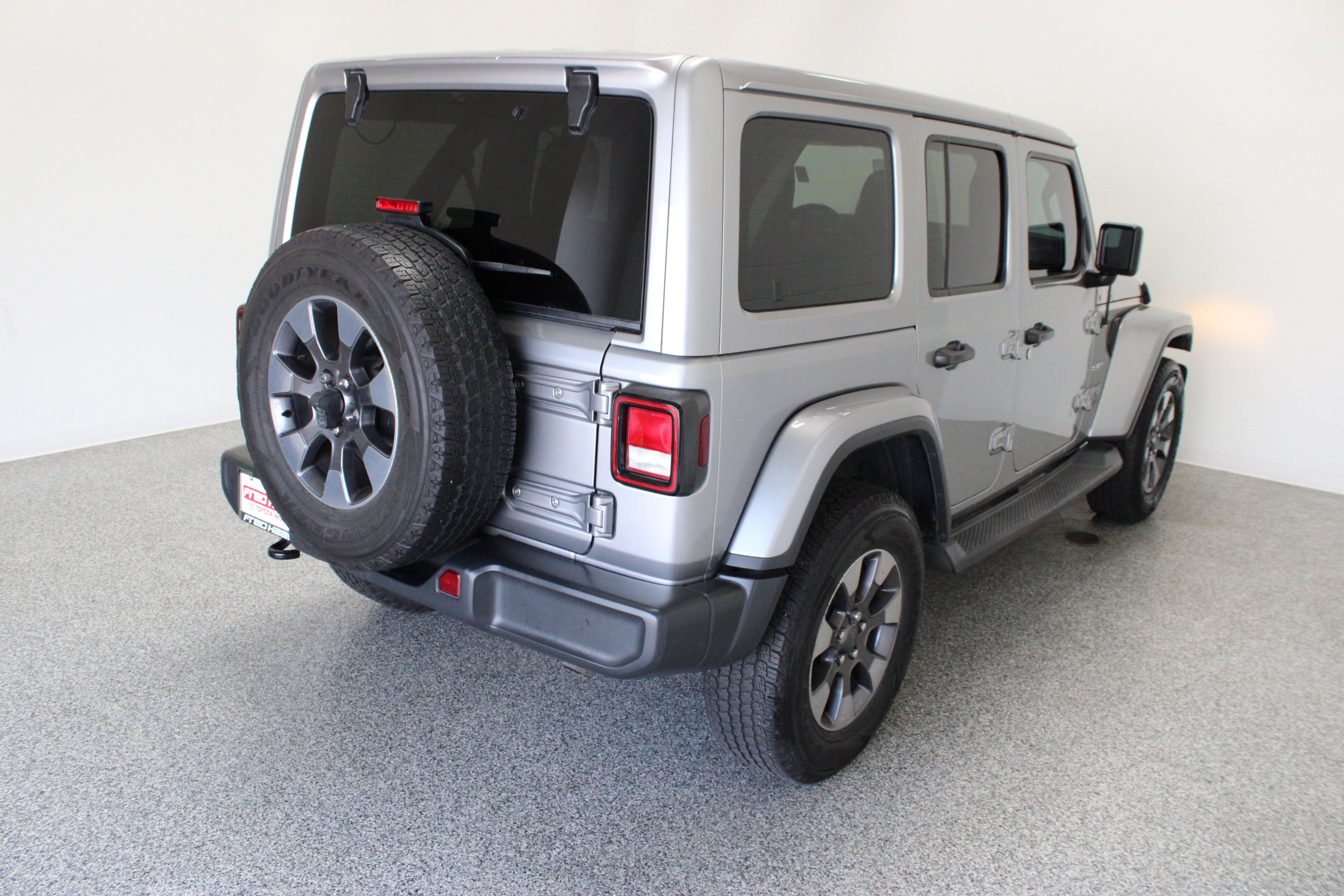 Used 2018 Jeep Wrangler Unlimited Sahara AWD/4WD image 7