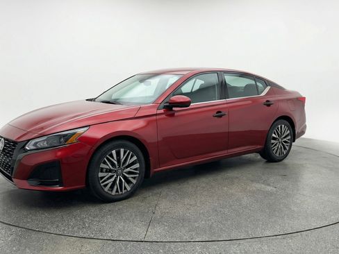 Used 2025 Nissan Altima 2.5 SV image 3
