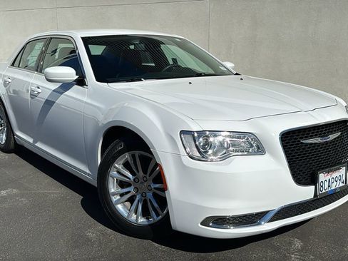 Used 2018 Chrysler 300 Touring L image 1