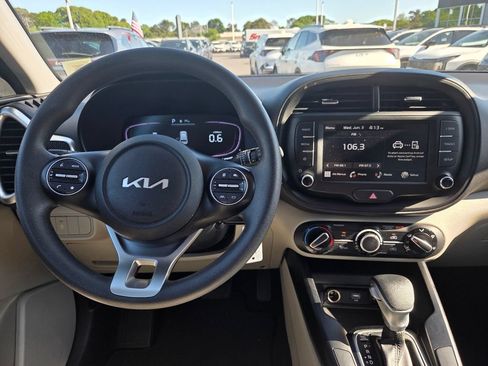 Used 2025 Kia Soul LX w/ LX Technology Package FWD image 13