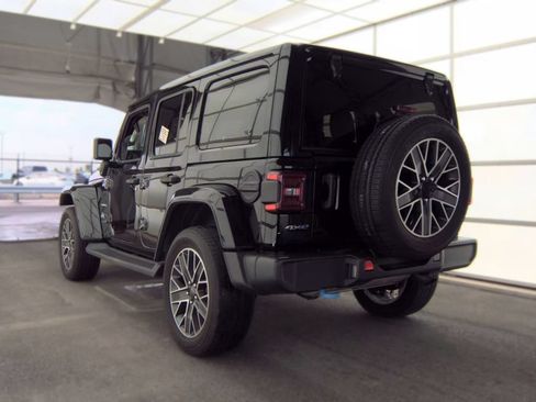 Used 2023 Jeep Wrangler Unlimited Sahara w/ Cold Weather Group AWD/4WD image 4