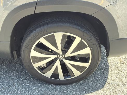Used 2022 Volkswagen Taos SE w/ Panoramic Sunroof Package FWD image 19
