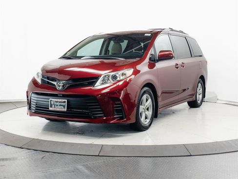 Used 2019 Toyota Sienna LE w/ Outdoor Package FWD image 3