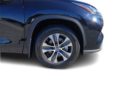 Certified 2023 Toyota Highlander XLE image 10