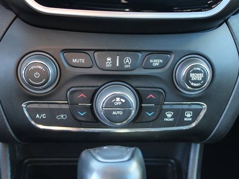 Used 2021 Jeep Cherokee Limited image 21