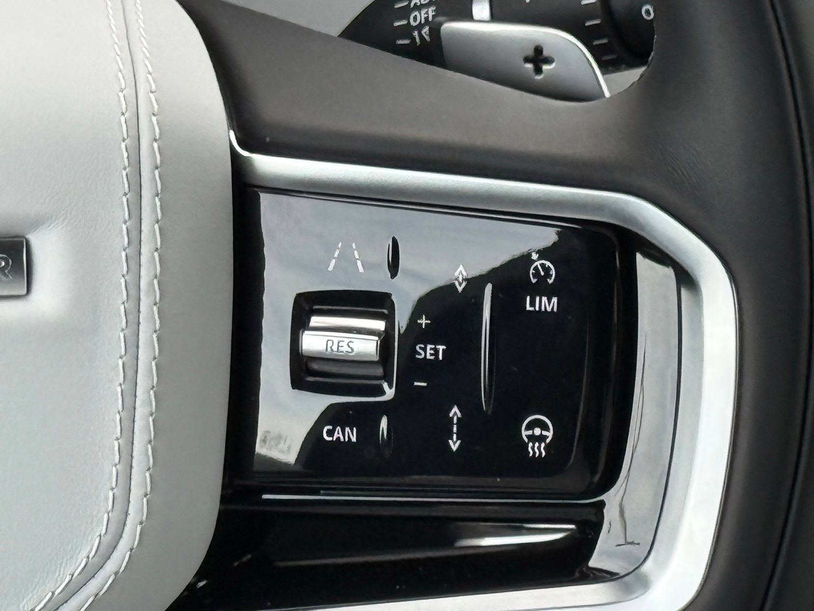 New 2026 Land Rover Range Rover Sport SE AWD/4WD image 32