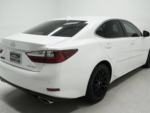 Used 2017 Lexus ES 350 w/ Luxury Package FWD image 4