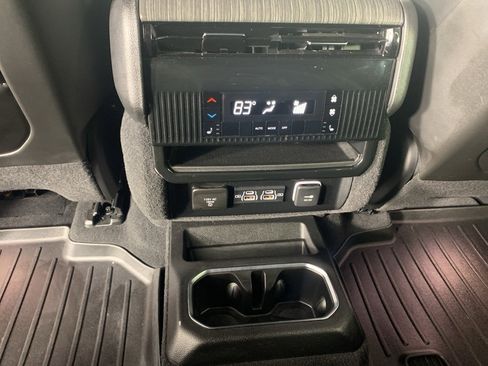 Used 2022 Jeep Wagoneer Series III w/ Flexible Seating Group image 33