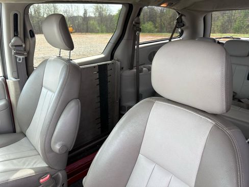 Used 2005 Dodge Grand Caravan SXT image 12