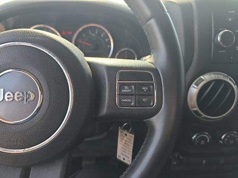Used 2015 Jeep Wrangler Unlimited Rubicon w/ Dual Top Group AWD/4WD image 29