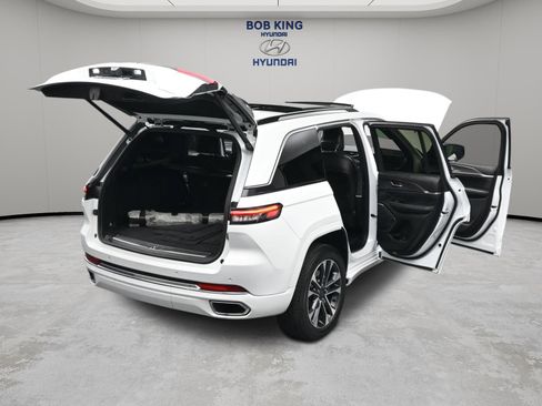 Used 2023 Jeep Grand Cherokee Overland w/ Luxury Tech Group IV AWD/4WD image 32