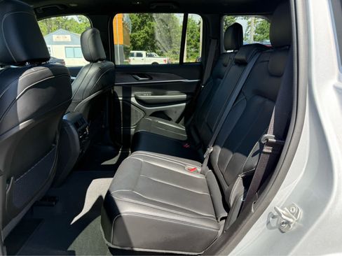 Used 2024 Jeep Grand Cherokee Limited w/ Black Appearance Package AWD/4WD image 24