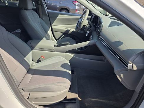 Used 2021 Hyundai Elantra SE FWD image 10