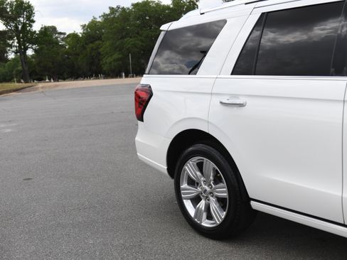 Used 2023 Ford Expedition Platinum RWD image 4