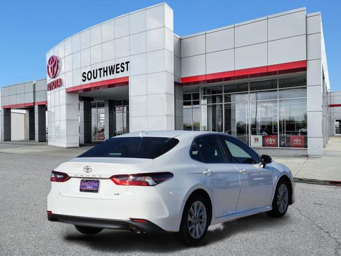 Used 2022 Toyota Camry LE image 5