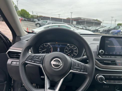 Used 2025 Nissan Altima 2.5 SV FWD image 29