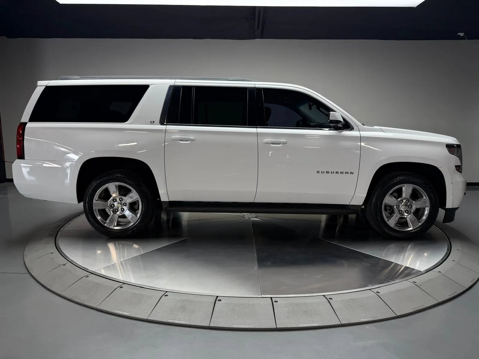 Used 2015 Chevrolet Suburban LT RWD image 6