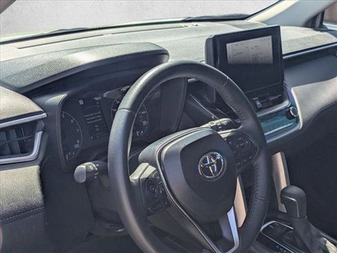 Used 2025 Toyota Corolla Cross LE FWD image 9