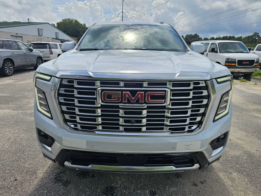 New 2026 GMC Yukon Denali w/ Denali Reserve Package AWD/4WD image 9