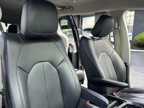 Used 2019 Chrysler Pacifica Touring-L FWD image 51