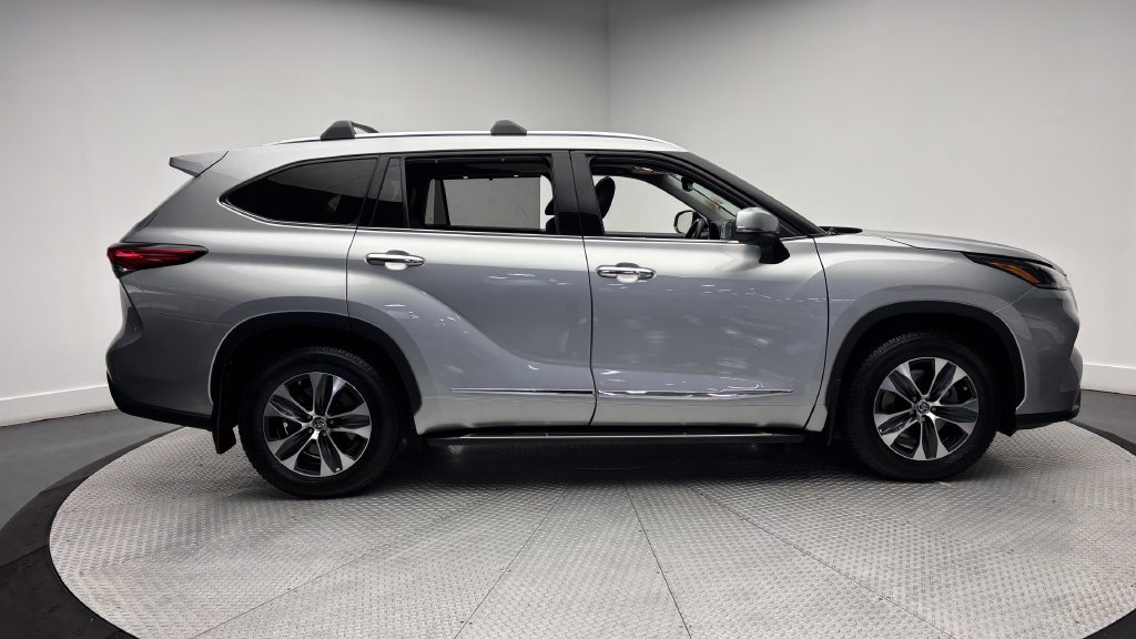 Certified 2021 Toyota Highlander XLE AWD/4WD image 43