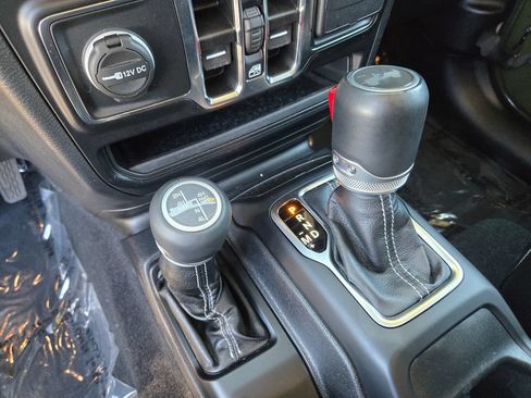 Used 2022 Jeep Wrangler Unlimited Sahara AWD/4WD image 15