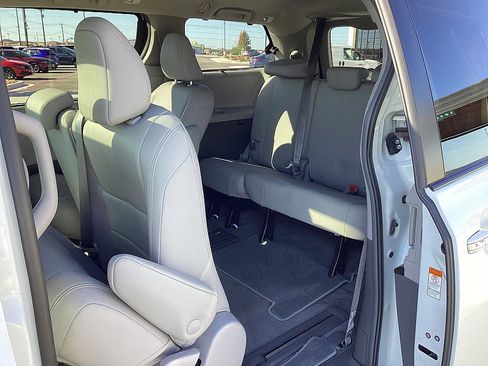 Used 2018 Toyota Sienna XLE w/ XLE Navigation Package image 16
