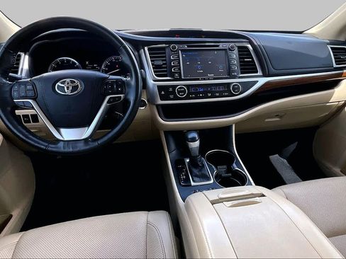 Used 2018 Toyota Highlander Limited Platinum FWD image 16