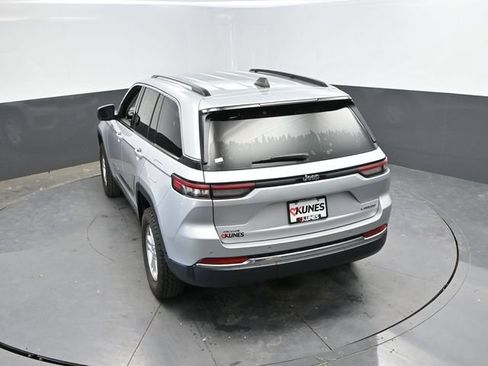 Used 2024 Jeep Grand Cherokee Laredo AWD/4WD image 44