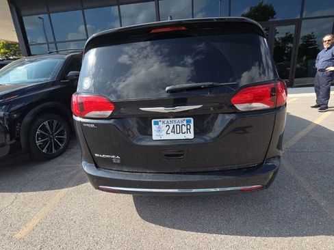 Used 2020 Chrysler Pacifica Touring-L FWD image 12