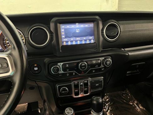 Used 2018 Jeep Wrangler Unlimited Sahara image 18
