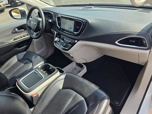 Used 2023 Chrysler Pacifica Touring-L FWD image 15