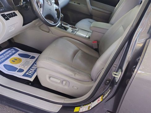 Used 2012 Toyota Highlander SE w/ Tow Pkg FWD image 6