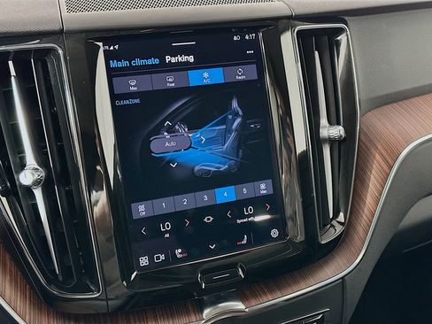 Used 2024 Volvo XC60 B5 Plus image 23